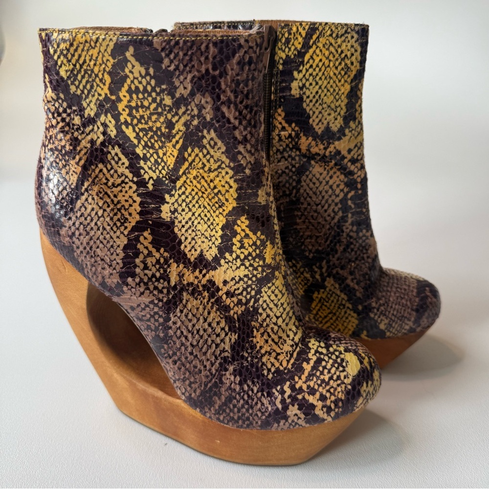 Stylish Snake Print Ankle Boots - Picture 3 of 9